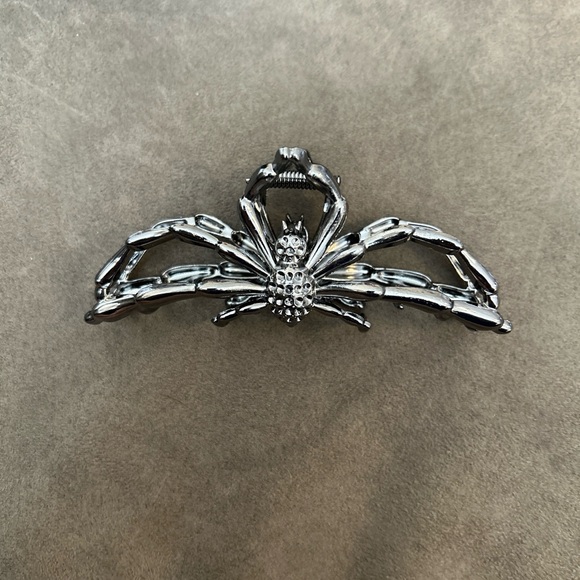 Metal Hair Claw Clips for Women | Emo Goth Spider Design Tight Metal Clip - Picture 3 of 12